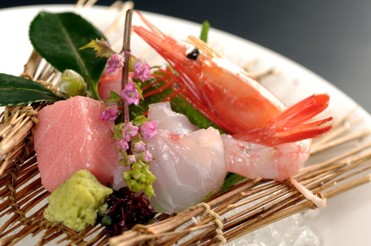 Kanazawa Hakuchoro Hotel Sanraku -Natural Hot Spring- Exterior photo A sashimi platter